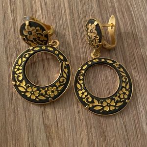 Beautiful black & gold earrings 🖤